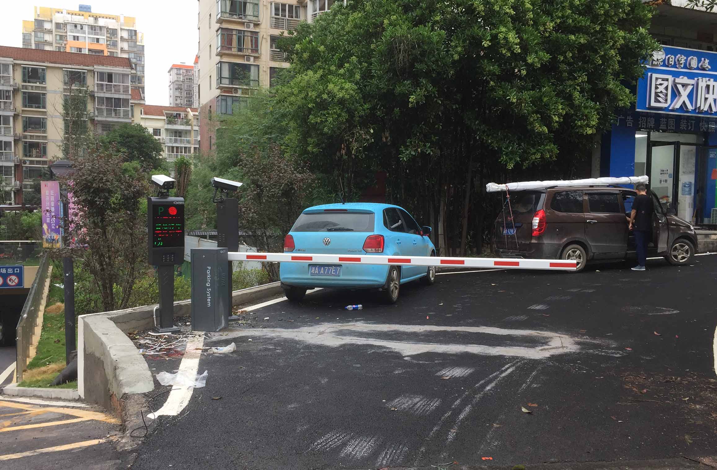 長沙雷隆智能科技有限公司,車牌識別系統(tǒng),停車收費(fèi)系統(tǒng),車牌識別一體機(jī),智能通道閘,湖南車牌識別道閘系統(tǒng),人行通道閘,智能道閘